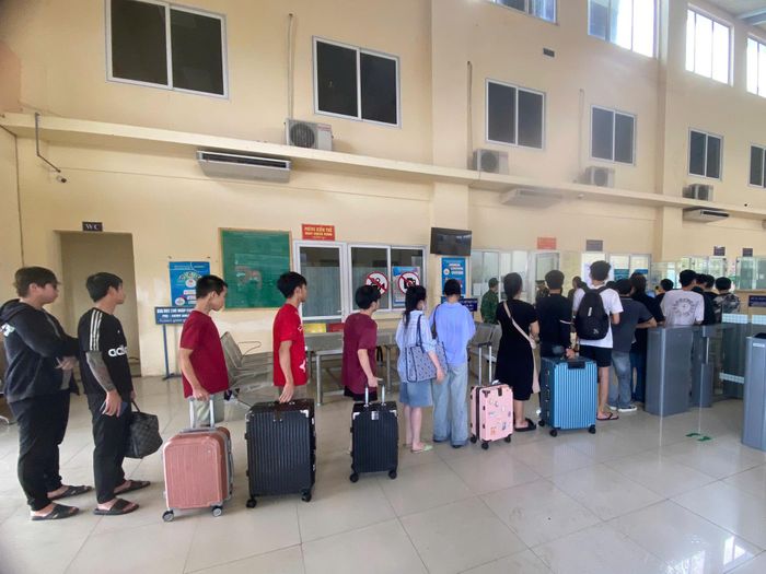Cơ quan chức năng thực hiện các thủ tục tiếp nhận theo đúng quy định. Ảnh: CTV