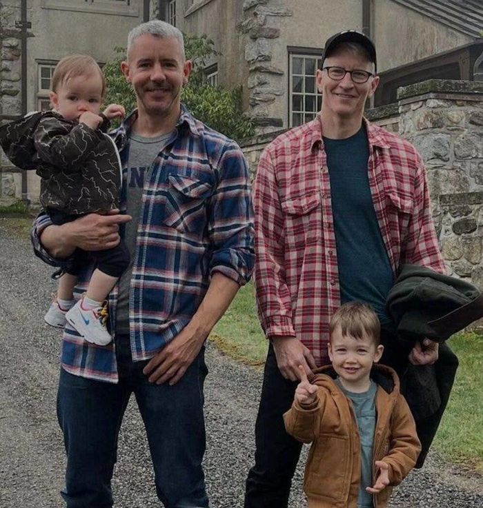 Anderson Cooper (áo đỏ) bên cạnh gia đình của mình. Ảnh: IG