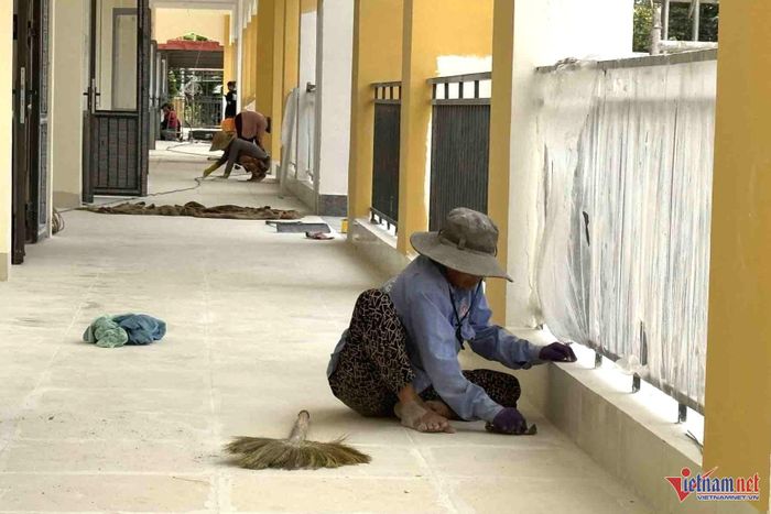 Công nhân đang làm rong. Ảnh: Hải Dương