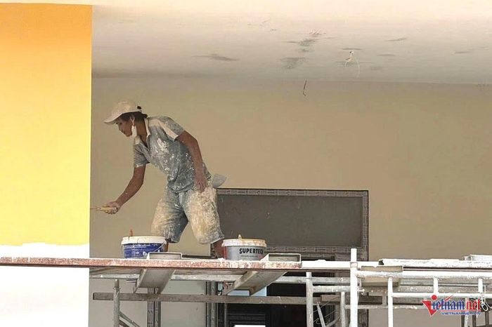 Công nhân đang sơn nhà nội trú. Ảnh: Hải Dương