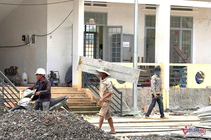 Công nhân đang thực hiện nhiệm vụ. Ảnh: Hải Dương