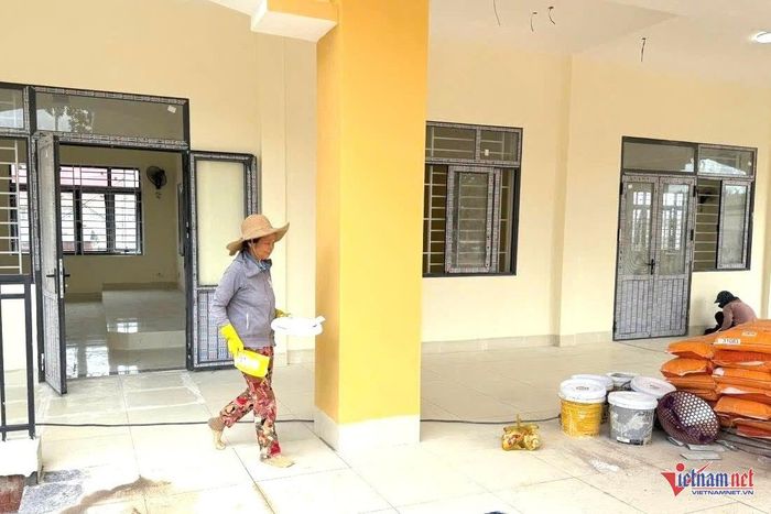 Nữ công nhân đang tất bật làm việc tại công trường. Ảnh: Hải Dương