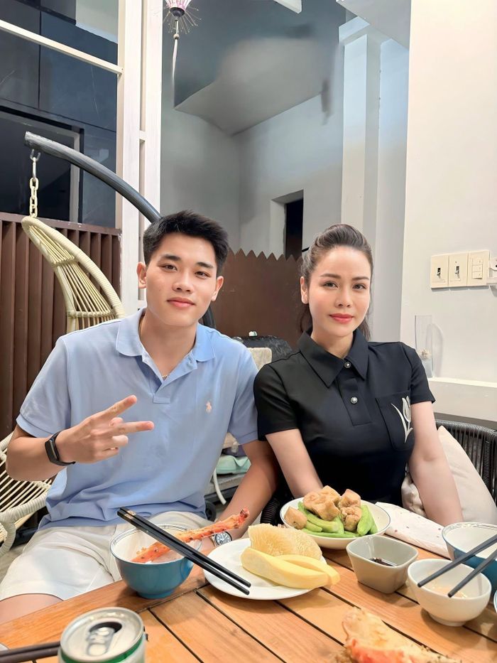Diễn viên Nhật Kim Anh thân thiết cầu thủ Đình Bắc.