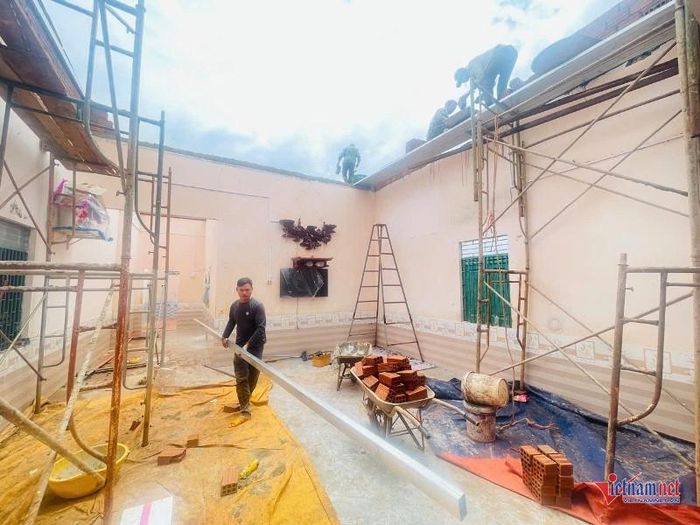 Bức tường phía trên phòng khách nhà chị Thúy bất ngờ đổ ập xuống, rất may, các cháu nhỏ đã kịp rời khỏi khu vực nguy hiểm. Ảnh: Trần Hoàn