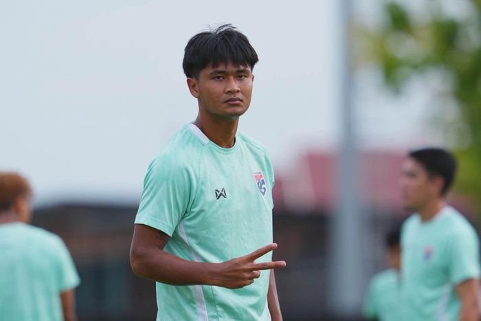 Phát biểu trong cuộc họp báo trước trận chung kết lượt đi ASEAN Cup 2026, Yosakorn Burapha thể hiện sự tự tin khi cùng Thái Lan chuẩn bị đối đầu tuyển Việt Nam. Tiền đạo sinh năm 2005 khẳng định toàn đội sẵn sàng và đặt mục tiêu giành chiến thắng trên sân nhà.
