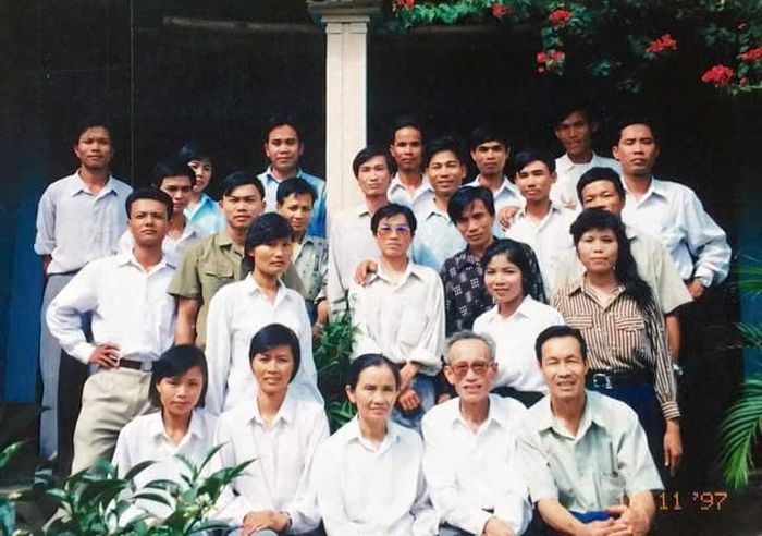 Học sinh cũ đến nhà thăm bố mẹ