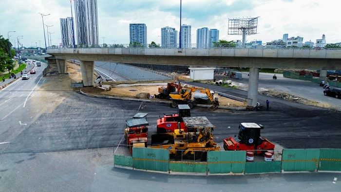  Việc đẩy nhanh giải ngân, tháo gỡ khó khăn về vật liệu và bảo đảm tiến độ thi công được xem là những nhiệm vụ quan trọng của TP HCM trong những tháng cuối năm 2026.