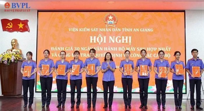  Đồng chí Nguyễn Thị Thùy Trang, Phó Viện trưởng VKSND tỉnh An Giang trao các Quyết định cho công chức.