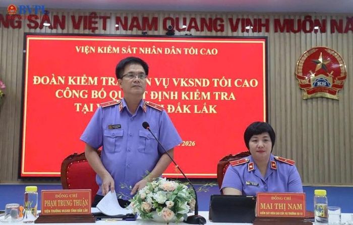  Đồng chí Mai Thị Nam - Vụ trưởng Vụ 12 VKSND tối cao và đồng chí Phạm Trung Thuận, Viện trưởng VKSND tỉnh Đắk Lắk chủ trì buổi làm việc.