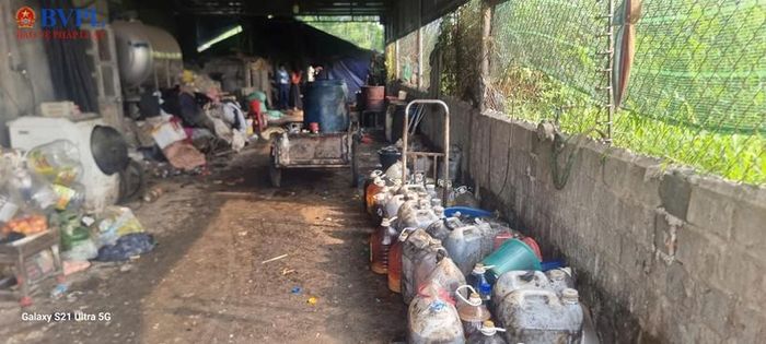  Dầu ăn thừa đựng trong can lớn, chai nhỏ trong khu vực chăn nuôi gà.