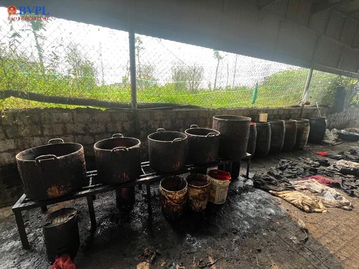  Chủ trại gà giải thích đây là khu vực nấu thức ăn cho gà.