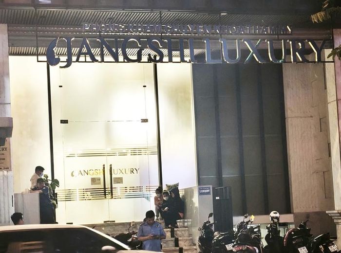 Phòng khám chuyên khoa thẩm mỹ Jangshi Luxury lúc phát hiện vụ việc. (Ảnh: Biên Thùy).