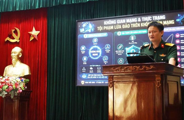 Báo cáo viên Trung tá Nguyễn Văn Thạch - Phó Viện trưởng VKS Quân sự khu vực 72 tuyên truyền, phổ biến nội dung chuyên đề.