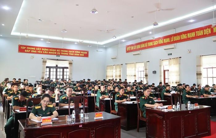 Sĩ quan, quân nhân chuyên nghiệp, chiến sĩ tại Lữ đoàn 75.