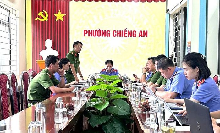  Lãnh đạo Công an phường Chiềng An báo cáo với Đoàn kiểm tra.