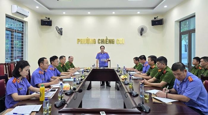  Đồng chí Nguyễn Tuấn Hùng - Phó Viện trưởng VKSND tỉnh Sơn La công bố Quyết định kiểm tra tại Công an phường Chiềng Cơi.