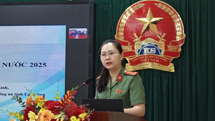  Đồng chí Hoàng Thảo Linh - Phó Đội trưởng Đội An ninh dân chính Đảng và bảo vệ BMNN, Phòng An ninh chính trị nội bộ, Công an tỉnh Lạng Sơn trình bày nội dung liên quan công tác bảo vệ bí mật nhà nước.