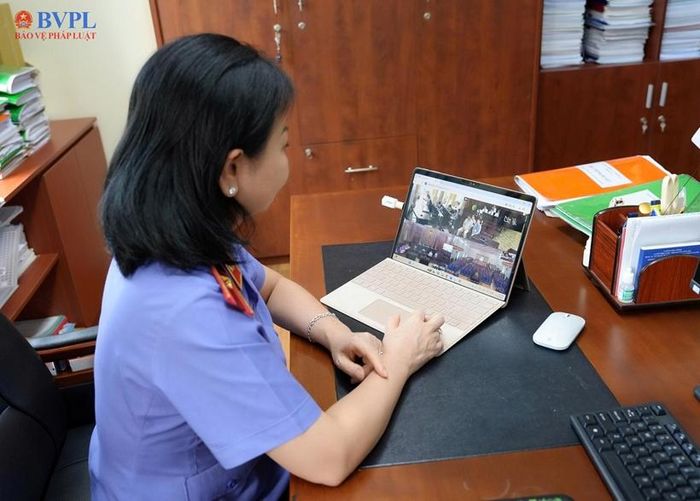 Đồng chí Huỳnh Thị Ngọc Hoa, Phó Viện trưởng VKSND TP HCM theo dõi trực tuyến phiên tòa VN 10 tại phòng làm việc.
