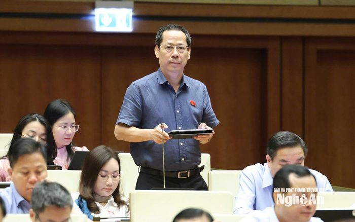 ĐBQH chuyên trách Trần Nhật Minh (đoàn Nghệ An) phát biểu thảo luận tại hội trường. Ảnh: Viết Chung