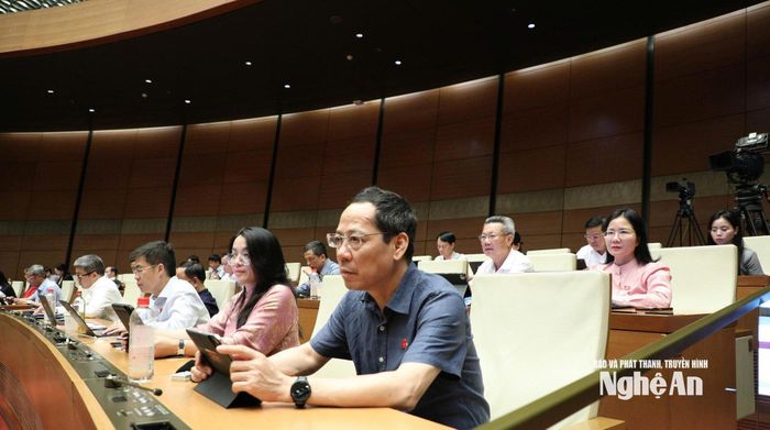 Đoàn ĐBQH tỉnh Nghệ An dự kỳ họp. Ảnh: Viết Chung