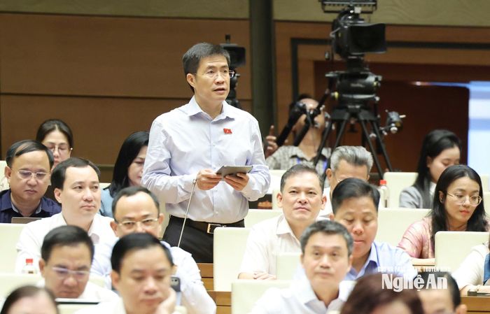 ĐBQH Hoàng Minh Hiếu (đoàn Nghệ An) phát biểu thảo luận tại hội trường. Ảnh: Viết Chung