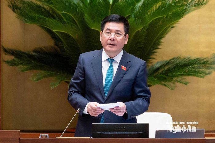 Phó Chủ tịch Quốc hội Nguyễn Hồng Diên điều hành thảo luận. Ảnh: Viết Chung