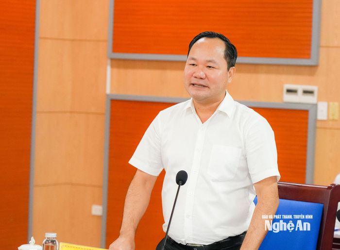 Giám đốc Sở Nông nghiệp và Môi trường Hoàng Quốc Việt báo cáo kết quả triển khai các nghị quyết của HĐND tỉnh ban hành thuộc lĩnh vực của ngành.