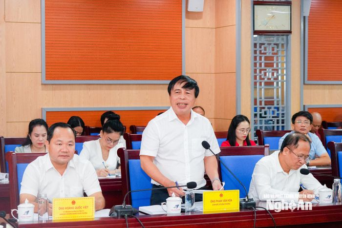 Giám đốc Sở Công Thương Phạm Văn Hóa báo cáo kết quả triển khai các nghị quyết của HĐND ban hành thuộc lĩnh vực của ngành. Ảnh: TL