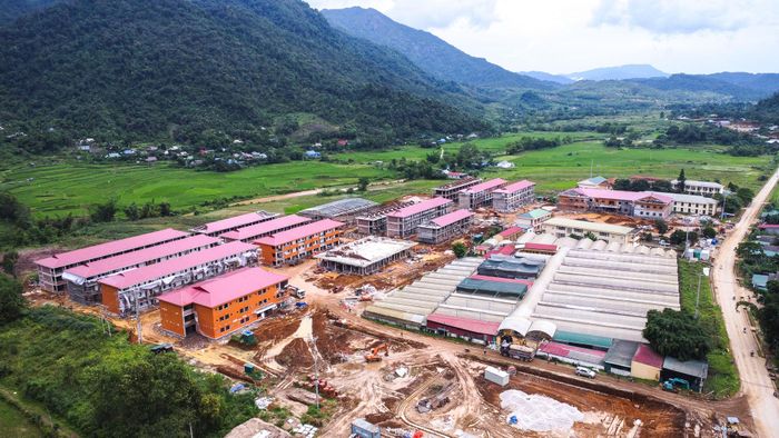 Thi công Trường Phổ thông nội trú liên cấp Tiểu học và Trung học cơ sở xã Tri Lễ. Ảnh: Thành Cường
