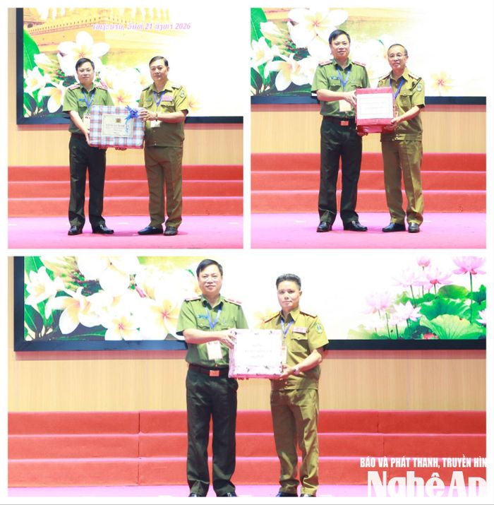 Đại diện Công an các tỉnh tặng quà, chia sẻ tình cảm tốt đẹp, khẳng định tình đoàn kết đặc biệt và sự hợp tác toàn diện giữa Công an tỉnh Nghệ An với 3 tỉnh nước bạn Lào. Ảnh: Trọng Tuấn