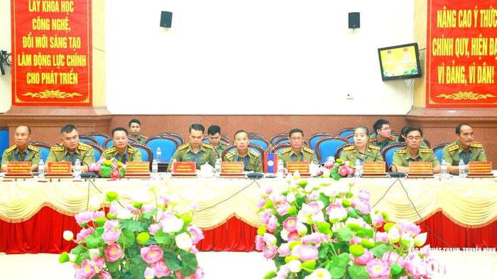 Công an các tỉnh: Bo Ly Khăm Xay, Xiêng Khoảng và Hủa Phăn, nước CHDCND Lào. Ảnh: Phạm Thủy