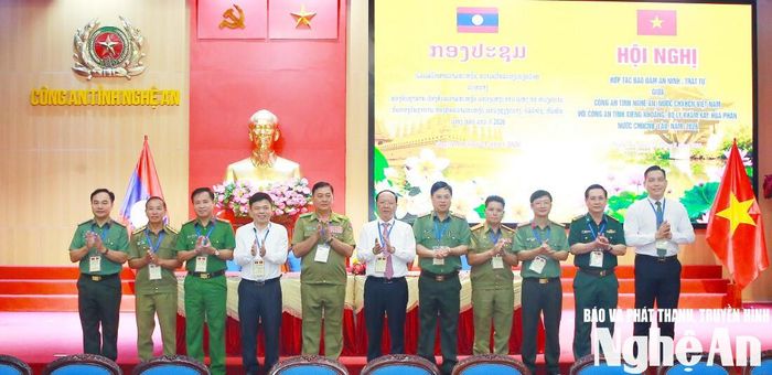 Đồng chí Bùi Thanh An - Ủy viên Ban Thường vụ Tỉnh ủy, Phó Chủ tịch Thường trực UBND tỉnh Nghệ An chụp ảnh với lãnh đạo đoàn đại biểu công an các tỉnh. Ảnh: Hồng Hạnh