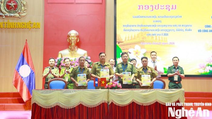 Trên tinh thần đoàn kết đặc biệt và hợp tác toàn diện, Công an tỉnh Nghệ An ký biên bản ghi nhớ hợp tác bảo đảm ANTT với lãnh đạo Công an 3 tỉnh nước bạn Lào. Ảnh: Phạm Thủy