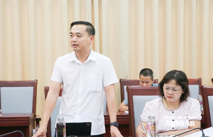 Chủ tịch UBND phường Vinh Phú Nguyễn Thế Thân phát biểu tại cuộc họp. Ảnh: Thái Dương