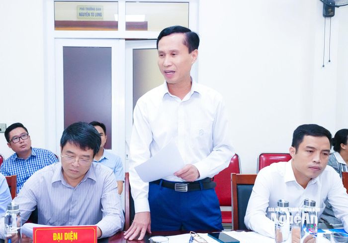 Phó Giám đốc Sở Nông nghiệp và Môi trường Nguyễn Duy Nhật trao đổi giải pháp tháo gỡ các vướng mắc trong công tác giải phóng mặt bằng, tái định cư. Ảnh: Mai Hoa