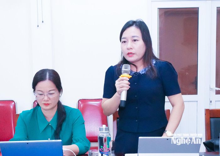 Phó Chủ tịch UBND phường Hoàng Mai Nguyễn Thị Mai báo cáo công tác giải phóng mặt bằng đối với dự án trên địa bàn. Ảnh: Mai Hoa