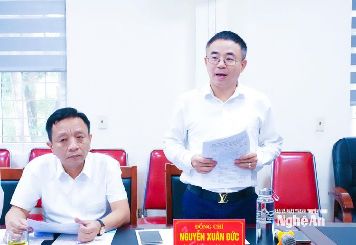 Đồng chí Nguyễn Xuân Đức - Trưởng ban Quản lý Khu Kinh tế Đông Nam báo cáo tiến độ giải ngân và thực hiện các dự án hạ tầng trong khu kinh tế. Ảnh: Mai Hoa