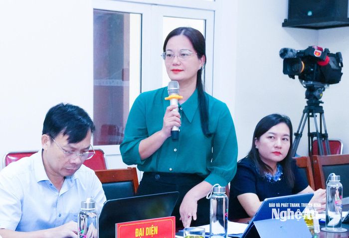 Chủ tịch UBND phường Tân Mai Nguyễn Thị Hương giải trình một số vấn đề liên quan đến công tác giải phóng mặt bằng và tái định cư đối với các dự án đầu tư trên địa bàn. Ảnh: Mai Hoa