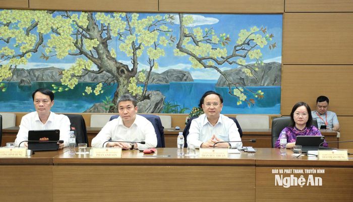 Đại biểu Quốc hội đoàn Nghệ An tham gia thảo luận tổ. Ảnh: Khánh Duy