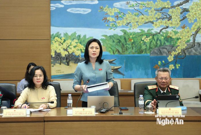 Đại biểu Vũ Thị Lan Anh - Ủy viên chuyên trách Ủy ban Công tác đại biểu của Quốc hội phát biểu thảo luận tổ. Ảnh: Khánh Duy
