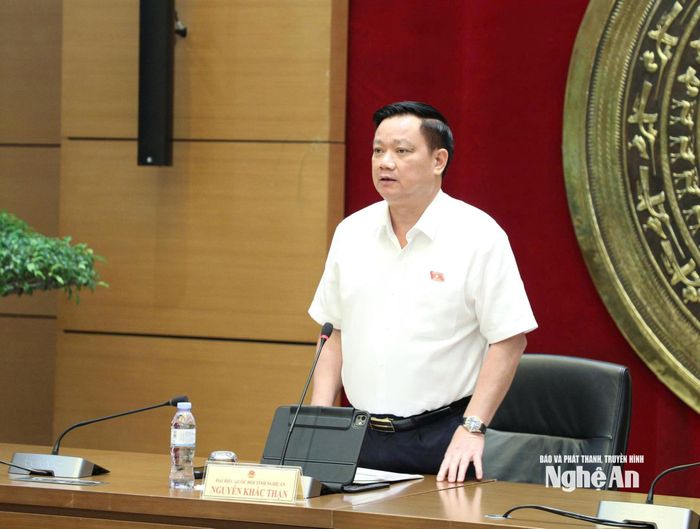 Đại biểu Nguyễn Khắc Thận - Bí thư Tỉnh ủy, Trưởng đoàn ĐBQH tỉnh Nghệ An phát biểu thảo luận tổ. Ảnh: Khánh Duy