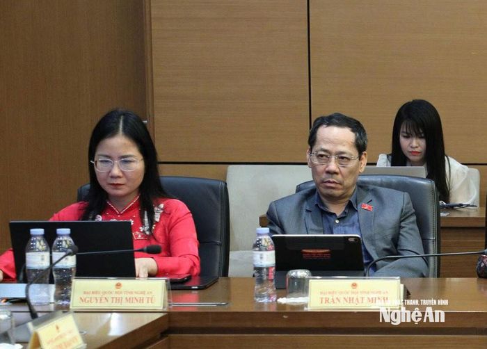 Đại biểu Quốc hội đoàn Nghệ An tham gia thảo luận tổ. Ảnh: Khánh Duy