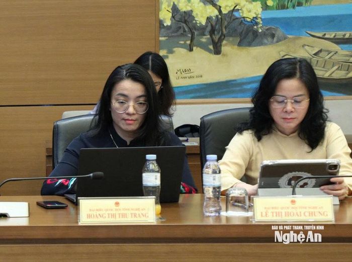 Đại biểu Quốc hội đoàn Nghệ An tham gia thảo luận tổ. Ảnh: Khánh Duy