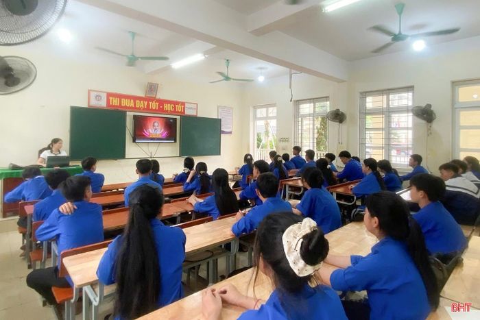 Dù ở bất cứ cương vị nào, đội ngũ nhà giáo cũng luôn nỗ lực phát huy phẩm chất, năng lực vì học sinh thân yêu. Ảnh: Trường THPT Nguyễn Đổng Chi.