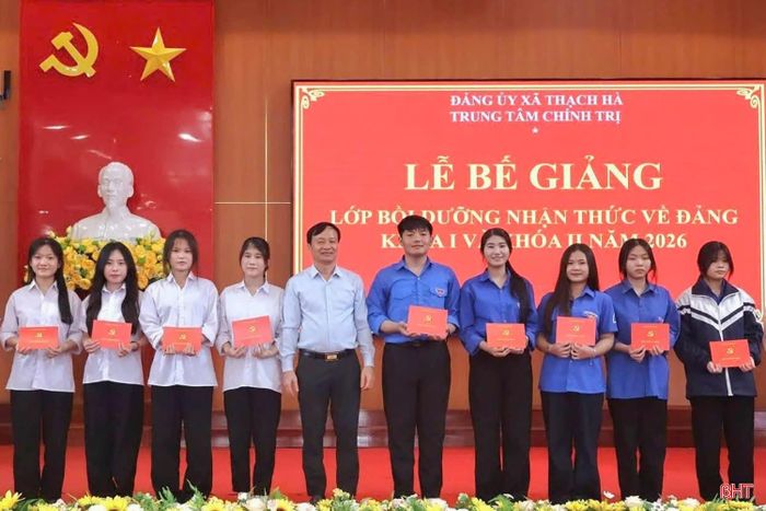 Thầy Nguyễn Hữu Danh luôn nhận được sự tin tưởng, tín nhiệm của tập thể cán bộ, giáo viên và học sinh.
