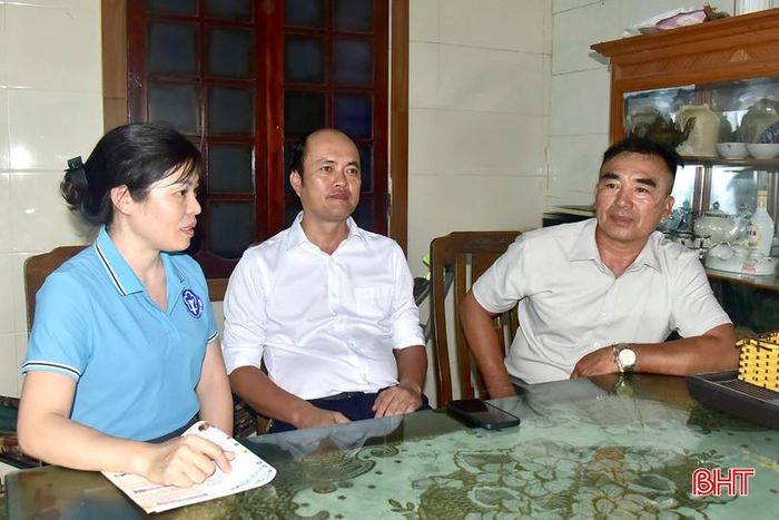 BHXH cơ sở Kỳ Anh phối hợp với cán bộ, giáo viên các trường học thường xuyên tuyên truyền để phụ huynh hiểu rõ quyền lợi, trách nhiệm khi tham gia BHYT học sinh.