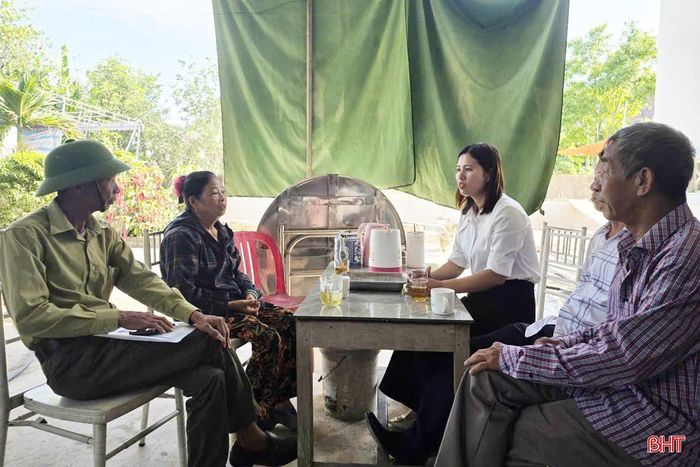 Bà Nguyễn Thị Minh (thứ 2, từ trái sang) trao đổi với lãnh đạo Ủy ban MTTQ xã, cán bộ thôn Phú Lộc về tiến độ xây dựng ngôi nhà.