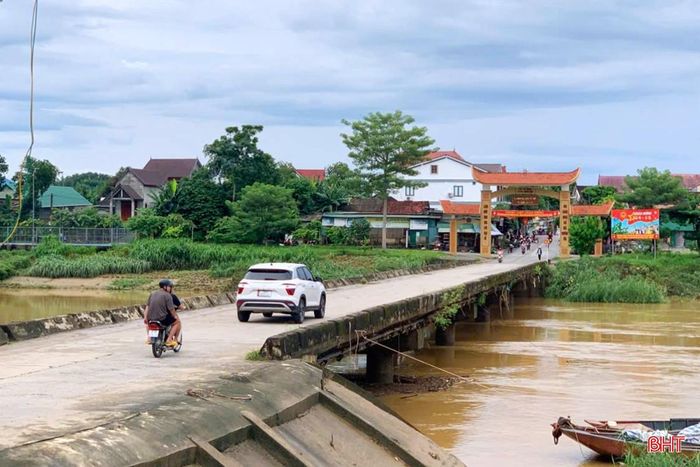 Phương tiện qua lại cầu tràn Phố Giang vào sáng 21/8.