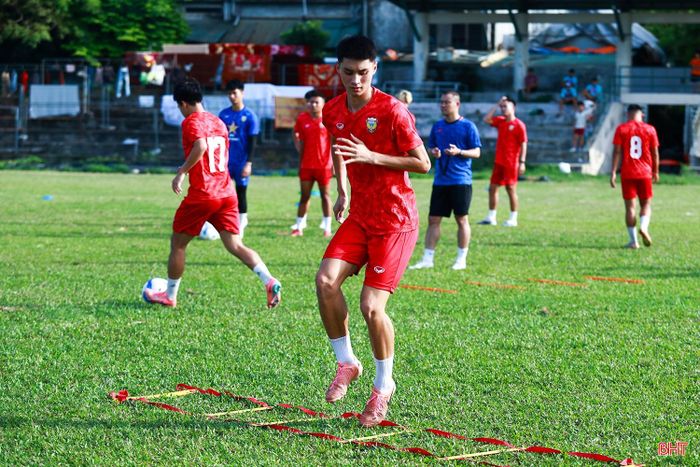 Quang Trường sở hữu thể hình ấn tượng cùng tư duy bóng đá hiện đại.