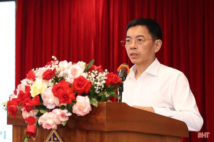 Giám đốc Sở Tư pháp Hà Tĩnh Nguyễn Quốc Tuấn trao đổi một số vấn đề trong triển khai công tác hợp nhất văn bản QPPL.